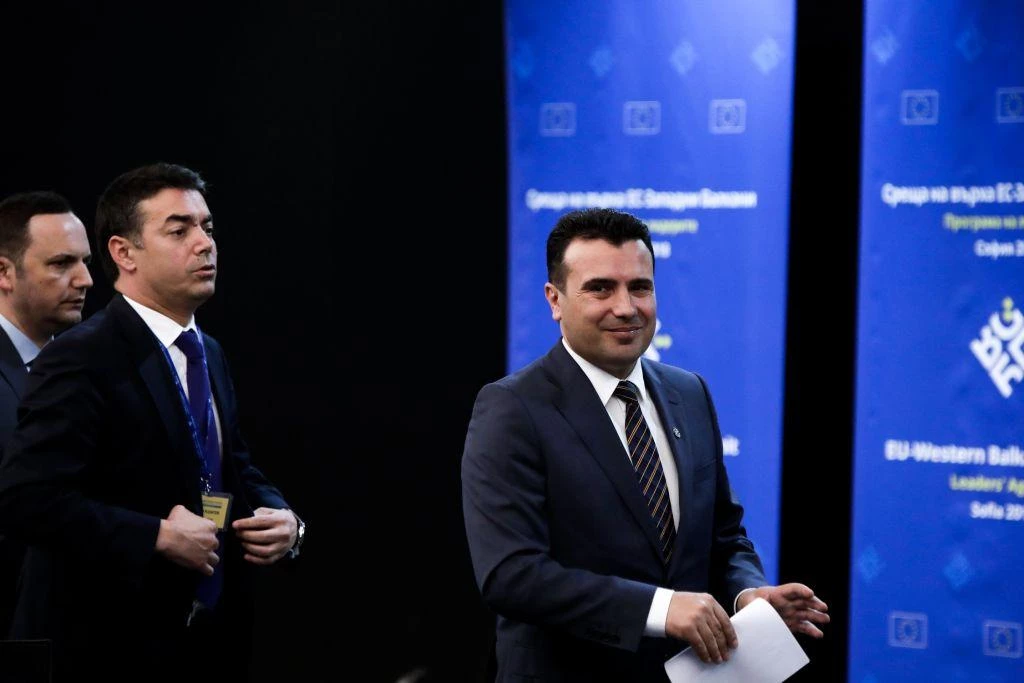 «Άρχισαν τα όργανα» στα Σκόπια: Δημοσκόπηση-θρίλερ για τη Συμφωνία των Πρεσπών – Ξεσπάει «εμφύλιος» ανάμεσα σε Ζάεφ-Ντιμιτρόφ